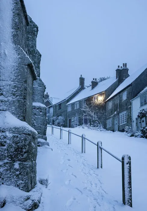 Framed Print : Gold Hill in winter, Shaftesbury, Dorset, England, UK Framed Print : Gold Hill in winter, Shaftesbury, Dorset, England, UK