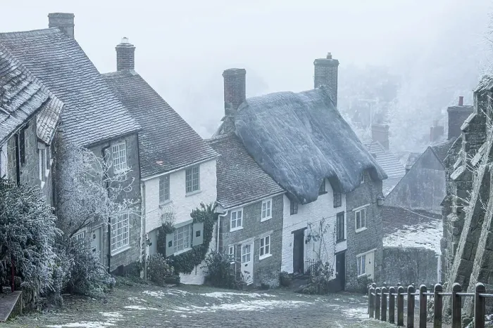 Framed Print : Gold Hill in winter, Shaftesbury, Dorset, England, UK Framed Print : Gold Hill in winter, Shaftesbury, Dorset, England, UK