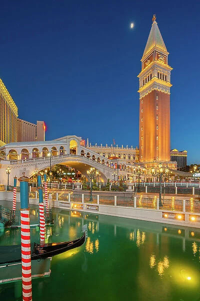 Gondola rides in canal The Venetian Las Vegas Hotel at twilight, Las Vegas Strip, Paradise, Las Vegas Boulevard, Clark County, Las Vegas, Nevada, USA