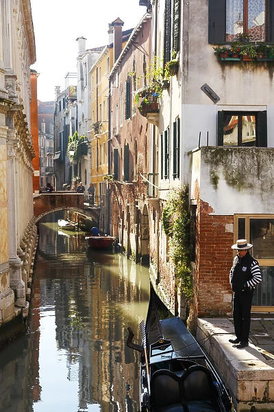 Gondola on the rio dei Miracoli, Venice, Veneto, Italia, Europe