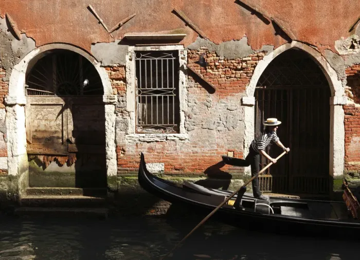 Framed Print : Gondolier on the Rio della Fava, Venice, Veneto, Italy Framed Print : Gondolier on the Rio della Fava, Venice, Veneto, Italy