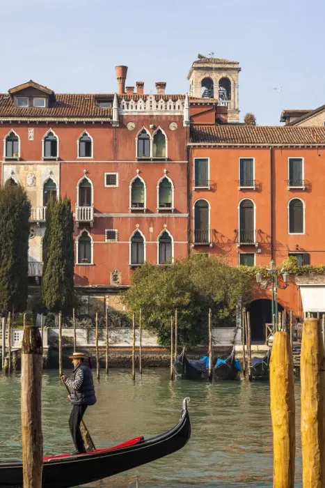 Framed Print : Gondolier in Venice, Veneto, Italy Framed Print : Gondolier in Venice, Veneto, Italy