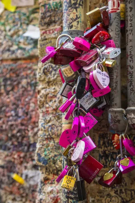 Framed Print : Graffiti and padlocks of love at the entrance of Casa Giullieta, Verona, Veneto, Italy Framed Print : Graffiti and padlocks of love at the entrance of Casa Giullieta, Verona, Veneto, Italy