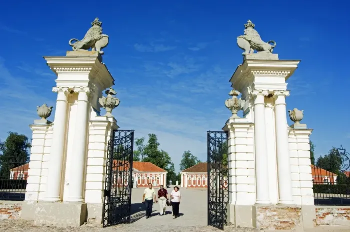 Framed Print : Grand Palace entrance to Rundales Palace