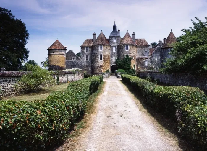 Framed Print : Gravelled driveway to Chateau de Ratilly, Burgundy