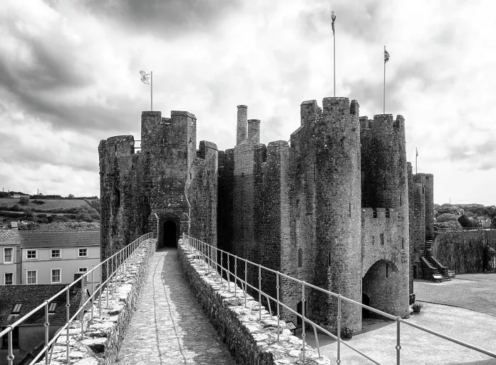 Framed Print : The Great Gatehouse and Castle walls at Pembroke Castle (Castell Penfro), Pembroke, Pembrokeshire, Wales Framed Print : The Great Gatehouse and Castle walls at Pembroke Castle (Castell Penfro), Pembroke, Pembrokeshire, Wales