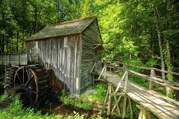 Grist Mill and water wheel, Cades Cove, Cable Mill Historic Area, Great Smoky Mountains National Park, North Carolina, USA