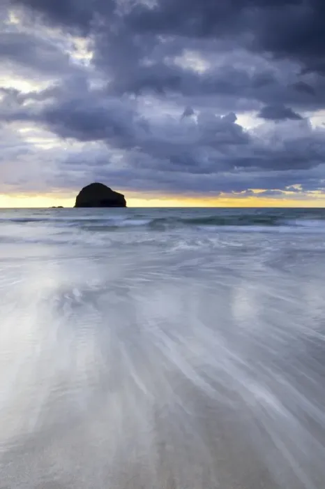 Framed Print : Gull Rock at sunset, Trebarwith Strand, Cornwall, UK