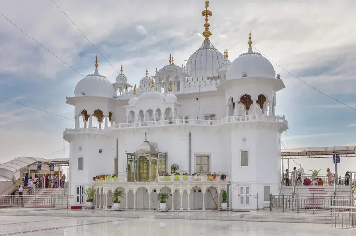 Framed Print : Gurudwara Takht Sri Kesgarh Sahib, Anandpur Sahib, Punjab, India Framed Print : Gurudwara Takht Sri Kesgarh Sahib, Anandpur Sahib, Punjab, India