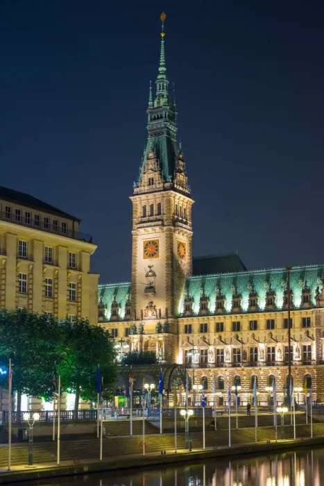 Framed Print : Hamburg Rathaus (City Hall) on Rathausmarkt at night, Altstadt, Hamburg, Germany Framed Print : Hamburg Rathaus (City Hall) on Rathausmarkt at night, Altstadt, Hamburg, Germany