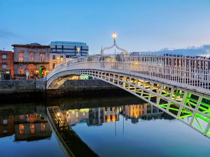 Framed Print : Ha'penny Bridge at dusk, Dublin, Ireland Framed Print : Ha'penny Bridge at dusk, Dublin, Ireland