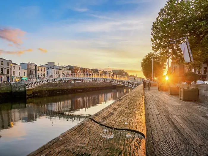 Framed Print : Ha'penny Bridge at sunset, Dublin, Ireland Framed Print : Ha'penny Bridge at sunset, Dublin, Ireland