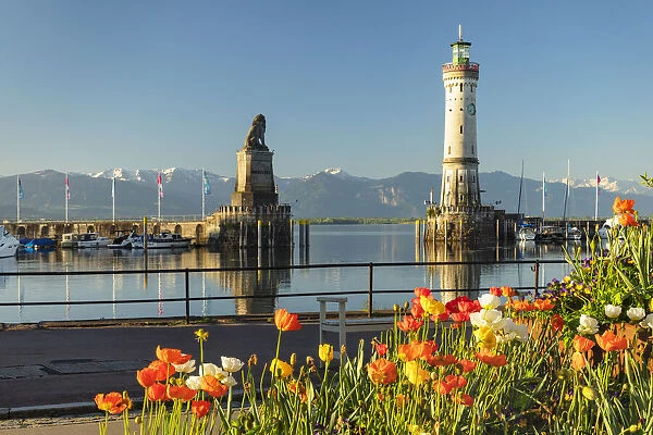 Harbor with Bavarian Lion and lighthouse, Lindau, Bodensee, Schwaben, Bayern, Germany