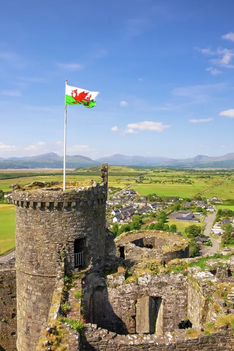 Framed Print : Harlech Castle (Castell Harlech), with the mountain peaks of Eryri (Snowdonia) National Park in the background, Harlech, Gwynedd, Wales
