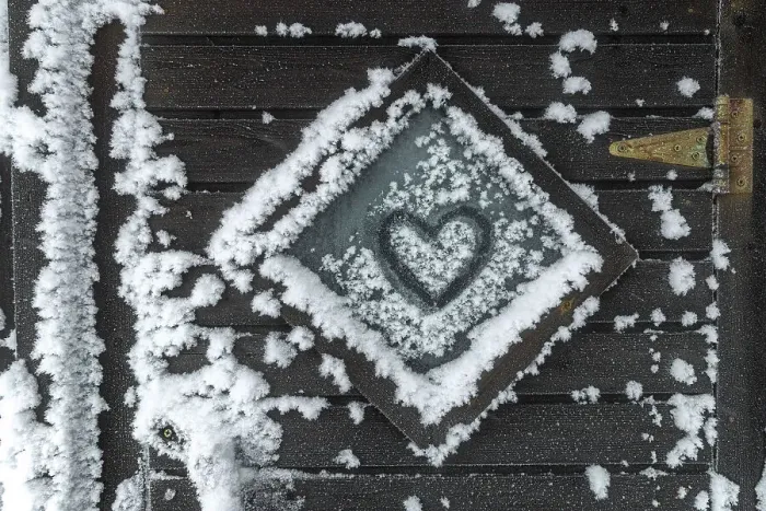 Framed Print : Heart in snow on window of hut in Riisitunturi National Park, Fiinland Framed Print : Heart in snow on window of hut in Riisitunturi National Park, Fiinland