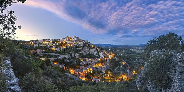 The hilltop village of Gordes at twilight (Apt, Vaucluse department, Provence-Alpes-Cote d'Azur, France, Europe)