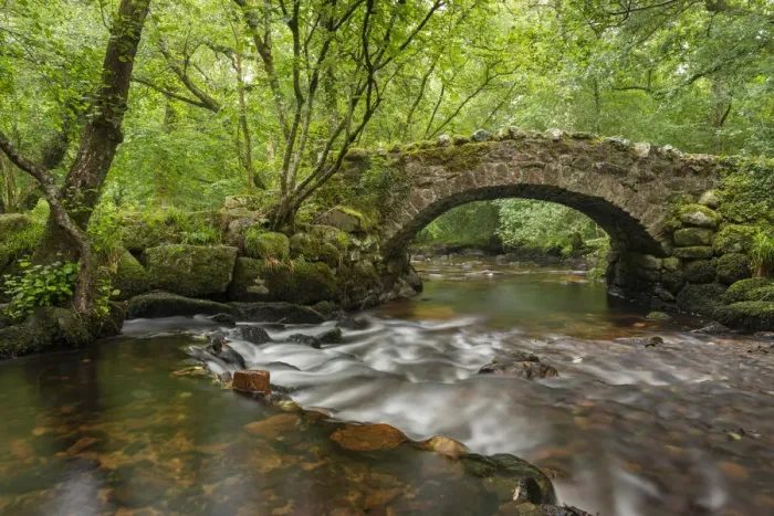 Framed Print : Hisley Bridge crossing the River Bovey in Lustleigh Cleave, Dartmoor, Devon, England