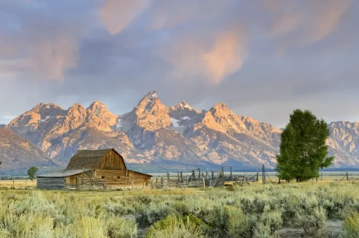 Framed Print : Historic Barn on Mormon Row and Teton Mountain Range Framed Print : Historic Barn on Mormon Row and Teton Mountain Range