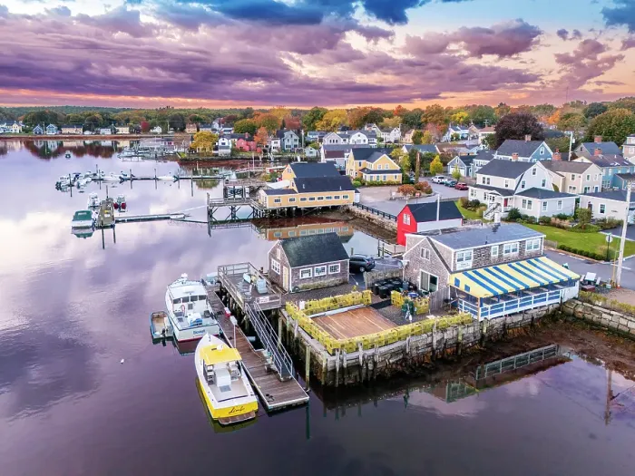 Framed Print : Historic Homes at the Piscatagua River and Fishing Boats, Portsmouth, New Hampshire, New England, USA Framed Print : Historic Homes at the Piscatagua River and Fishing Boats, Portsmouth, New Hampshire, New England, USA