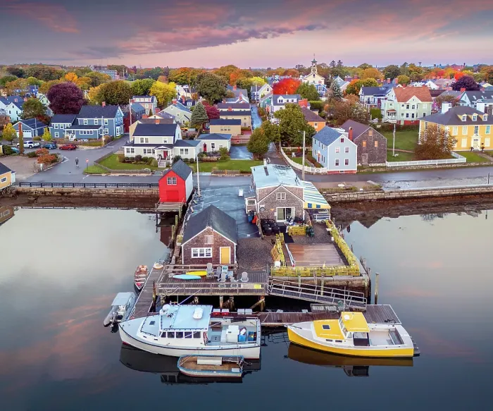 Framed Print : Historic Homes at the Piscatagua River and Fishing Boats, Portsmouth, New Hampshire, New England, USA Framed Print : Historic Homes at the Piscatagua River and Fishing Boats, Portsmouth, New Hampshire, New England, USA