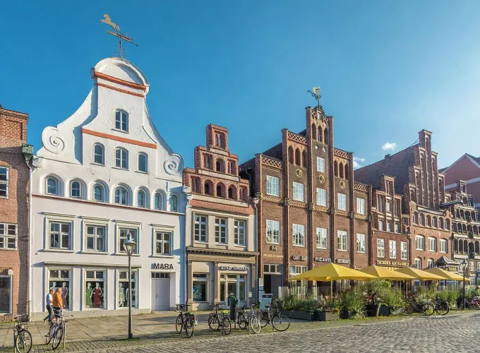 Framed Print : Historic houses at Am Sande square in the old town, Luneburg, Lower Saxony, Germany Framed Print : Historic houses at Am Sande square in the old town, Luneburg, Lower Saxony, Germany