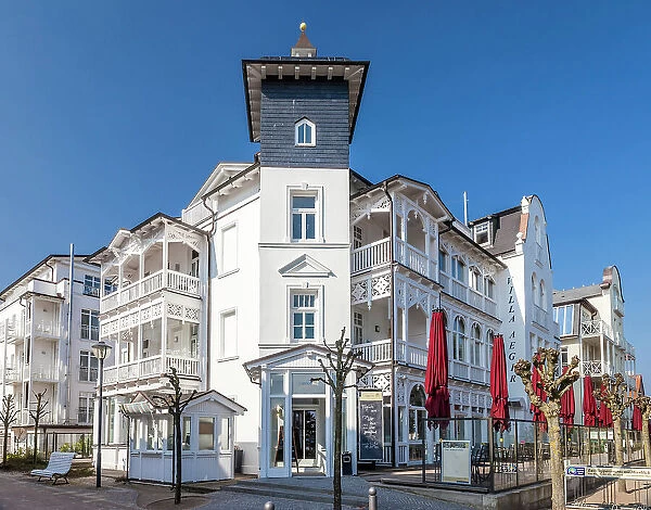Historic white villas on the waterfront in Binz on the island of Ruegen, Mecklenburg-Western Pomerania, Baltic Sea, Northern Germany, Germany