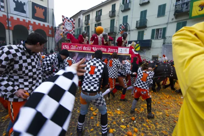 Framed Print : Historical battle of the oranges during Ivreas carnival. Ivrea, Piemonte, Italy Framed Print : Historical battle of the oranges during Ivreas carnival. Ivrea, Piemonte, Italy