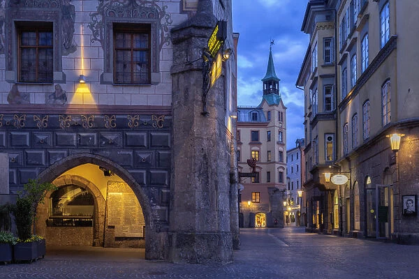 The historical inner city of Innsbruck at evening, Kiebachgasse, Innsbruck, Tyrol