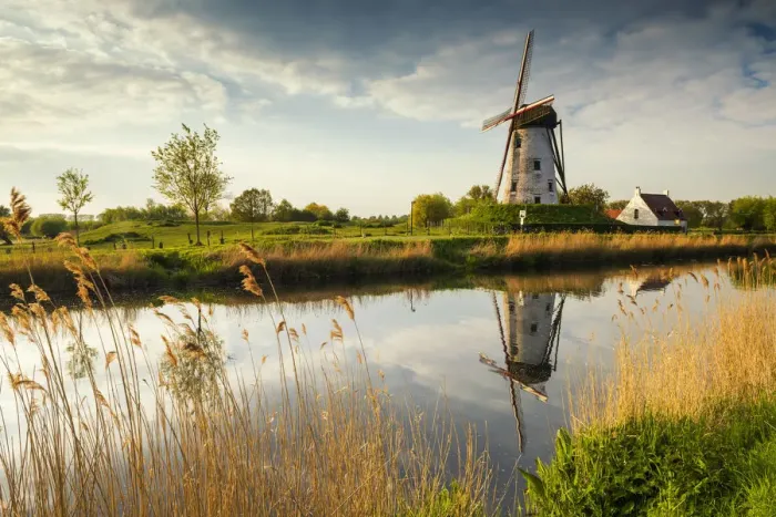 Framed Print : Hoeke Windmill Reflecting in Canal, Damme, Belgium
