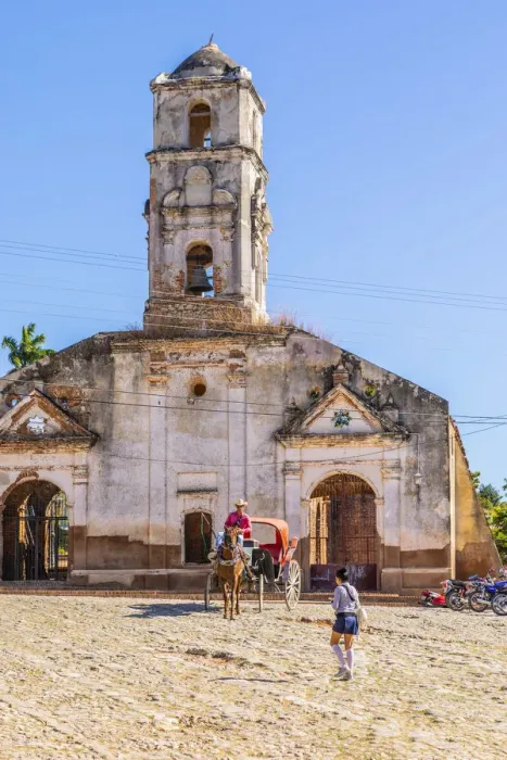 Framed Print : Horse-drawn carriage in front of Iglesia de Santa Ana in Trinidad, Sancti Spiritus, Cuba