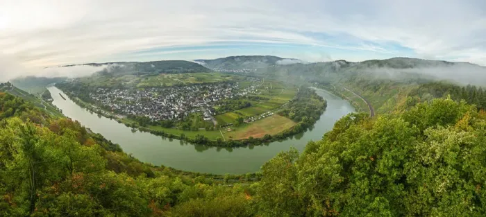 Framed Print : Horseshoe bend at Punderich, Mosel valley, Rhineland-Palatinate, Germany Framed Print : Horseshoe bend at Punderich, Mosel valley, Rhineland-Palatinate, Germany