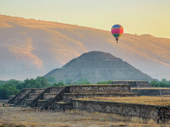 Framed Print : Hot air balloon flying over the Pyramid of the Sun at sunrise, Teotihuacan, Mexico State, Mexico Framed Print : Hot air balloon flying over the Pyramid of the Sun at sunrise, Teotihuacan, Mexico State, Mexico