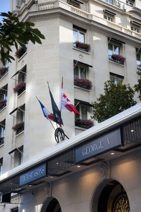 Framed Print : Hotel George V, Avenue George V, Paris, France