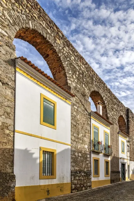 Framed Print : Houses built between the arches of the medieval Prata Aqueduct, Evora, Alentejo, Portugal