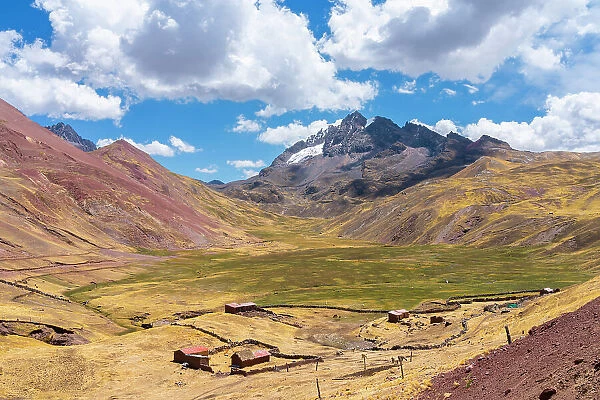 Houses on countryside with Takusiri mountain (5350 m) in background, near Uchullujllo, Pitumarca District, Canchis Province, Cuzco Region, Peru