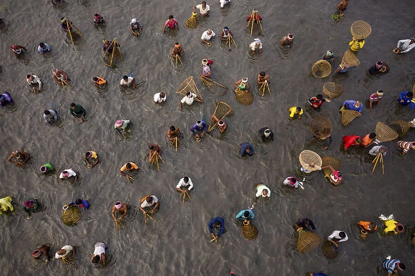 Hundreds of villagers, fishermen take part Traditional fishing festival, Pabna
