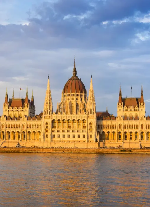 Framed Print : Hungarian Parliament Building in the evening light, Budapest, Hungary Framed Print : Hungarian Parliament Building in the evening light, Budapest, Hungary