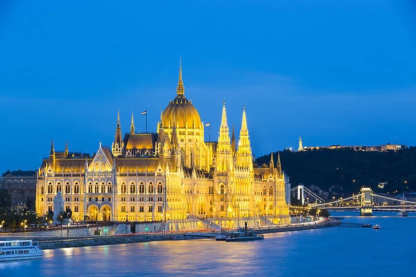 Hungary, Central Hungary, Budapest. Chain Bridge and the Hungarian Parliament Building