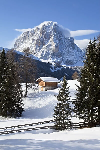 Hut in front of Sassolungo mountain (3181m), Val Gardena, Dolomites, South Tirol