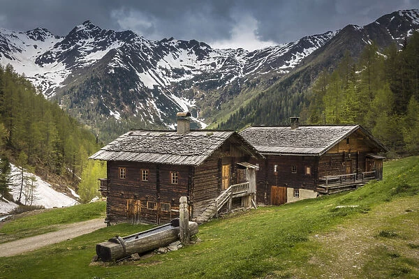 Huts of the Oberalleralm (1, 870 m) in the rear Villgratental, view to the Riesenspitze (2, 774 m), East Tyrol, Tyrol, Austria