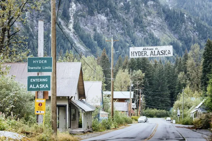 Framed Print : Hyder  /  Stewart border between Canada and Alaska (US)