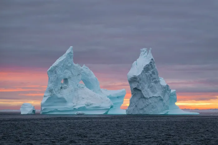 Framed Print : Icebergs at sunset in Disko Bay, Greenland Framed Print : Icebergs at sunset in Disko Bay, Greenland