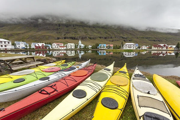 Iceland, South Iceland, Coloured kayaks in the fjord of Seyoisfjorour