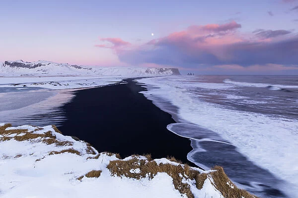 Iceland, Southern Iceland, Vik i Myrdal, the black beach of Reynisfjara at dusk