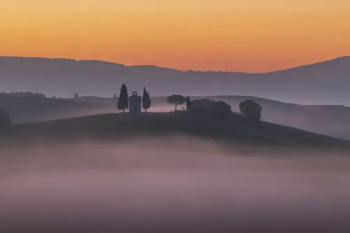 Framed Print : The iconic Chapel of Madonna di Vitaleta appearing through the thick layer of fog. Val d'Orcia, Tuscany, Italy
