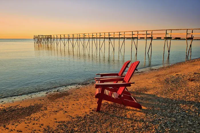 Framed Print : Iconic pier on Lake Winnipeg with Muskoka chairs. Matlock, Manitoba, Canada
