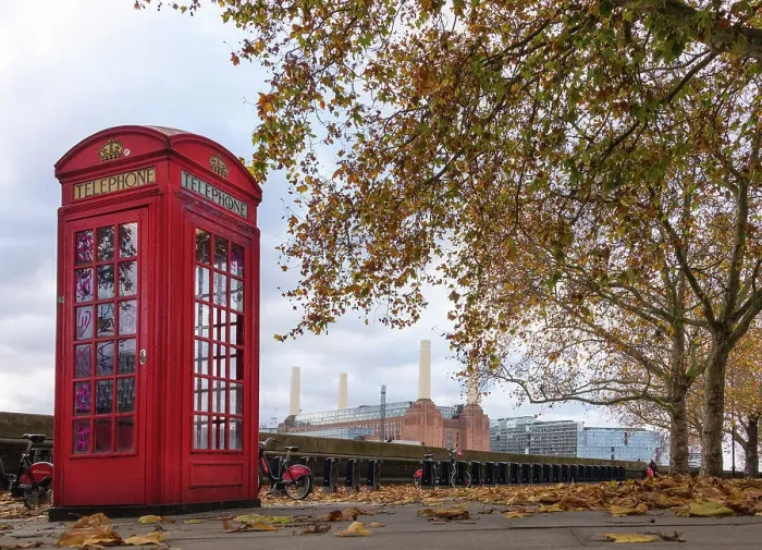 Framed Print : The iconic red telephone box with Battersea Power Station in the background, Chelsea, London, England