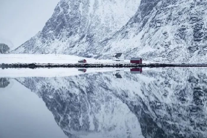 Framed Print : Iconic rorbuer reflecting itself on a lake, Lofoten Island, Norway