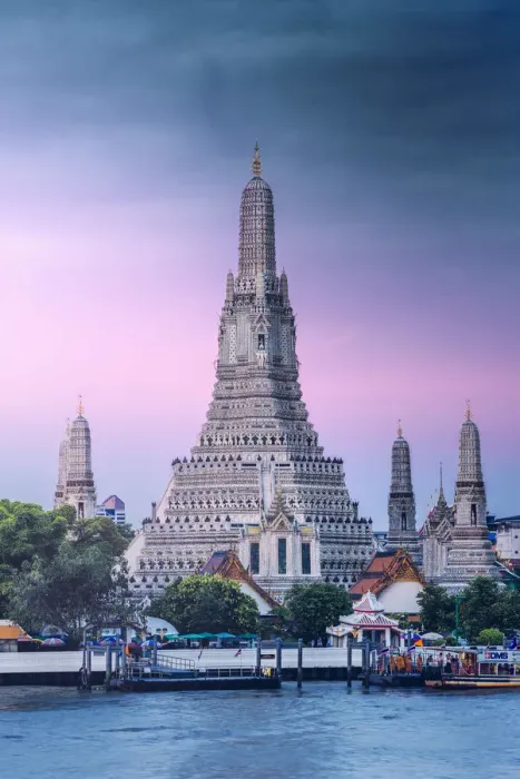 Framed Print : the iconic Wat Arun temple (Temple of Dawn), Bangkok Yai, Bangkok, Thailand