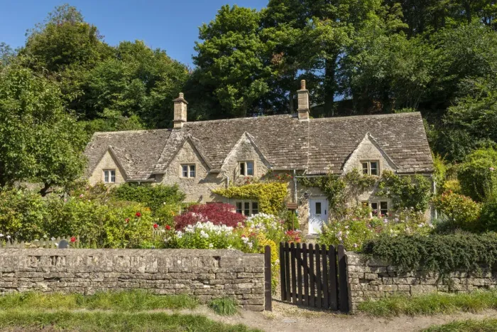 Framed Print : Idyllic stone cottage in the picturesque Cotswolds village of Bibury, Gloucestershire